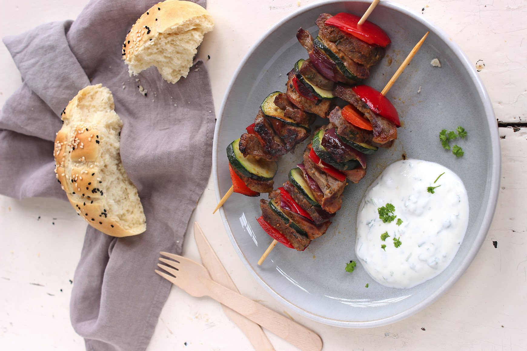 Eisenhaltiges Rezept für Kebab-Spiesse mit Tsatsiki